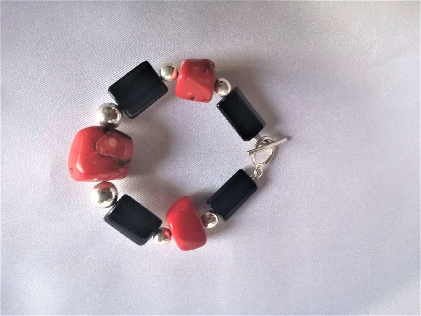 Impresionante pulsera de coral rosa y obsidiana