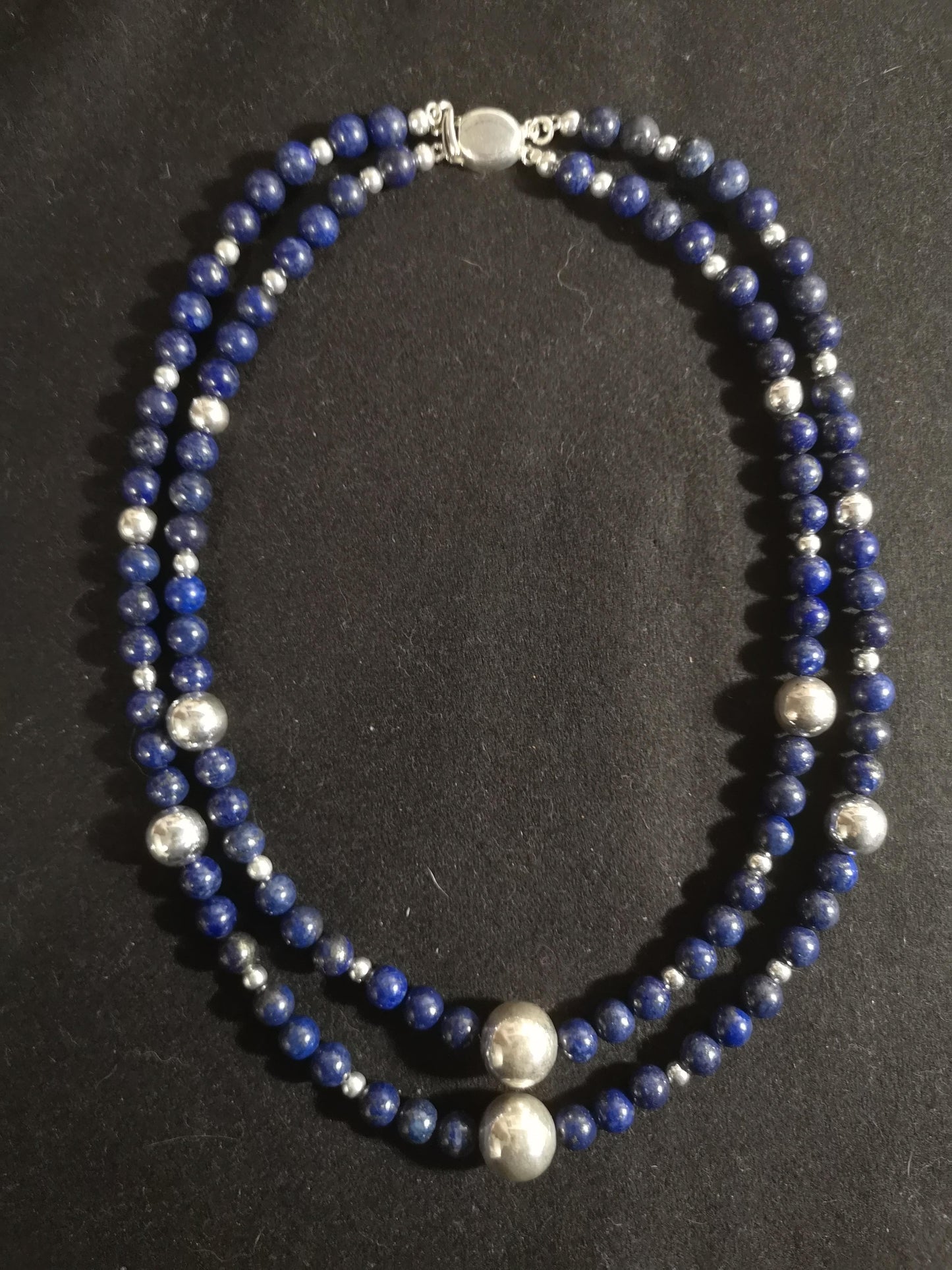 Hermoso collar doble de lapizlázuli y plata