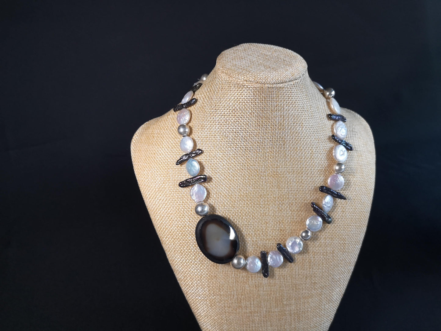 Perla coin, perla negra Keshi y plata con géoda facetada