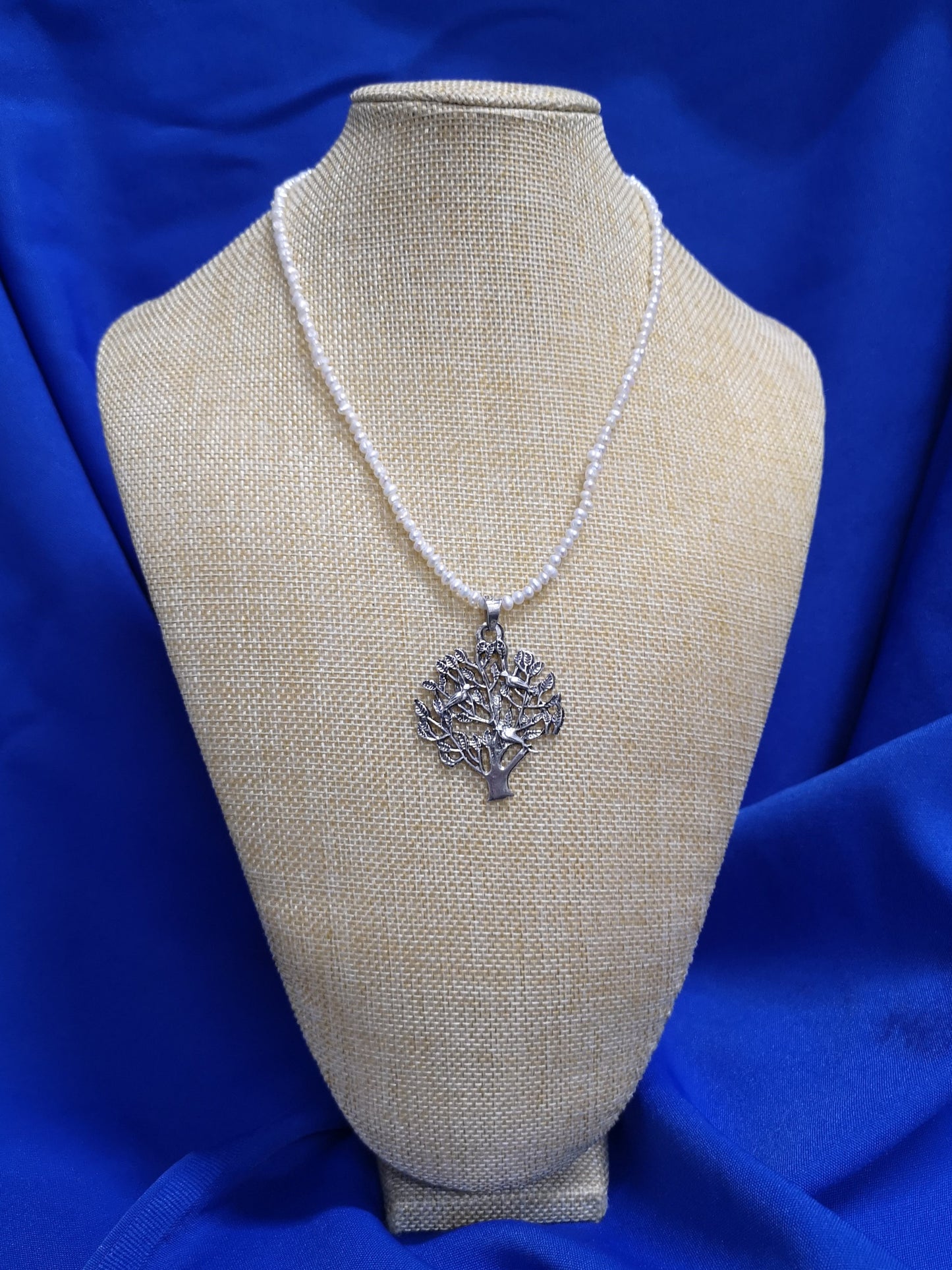 Árbol de la vida en plata y 150 hermosas perlas.