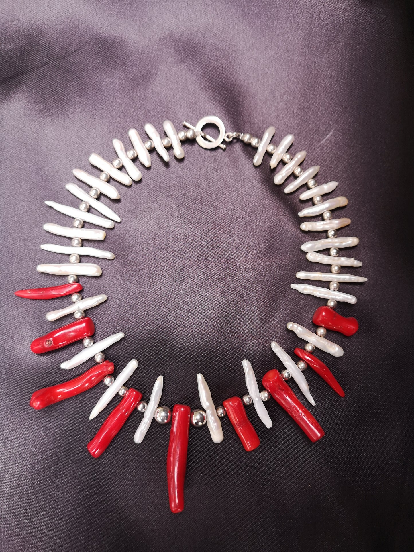 Coral rojo, perlas de plata .925 y perlas de rio - Collar
