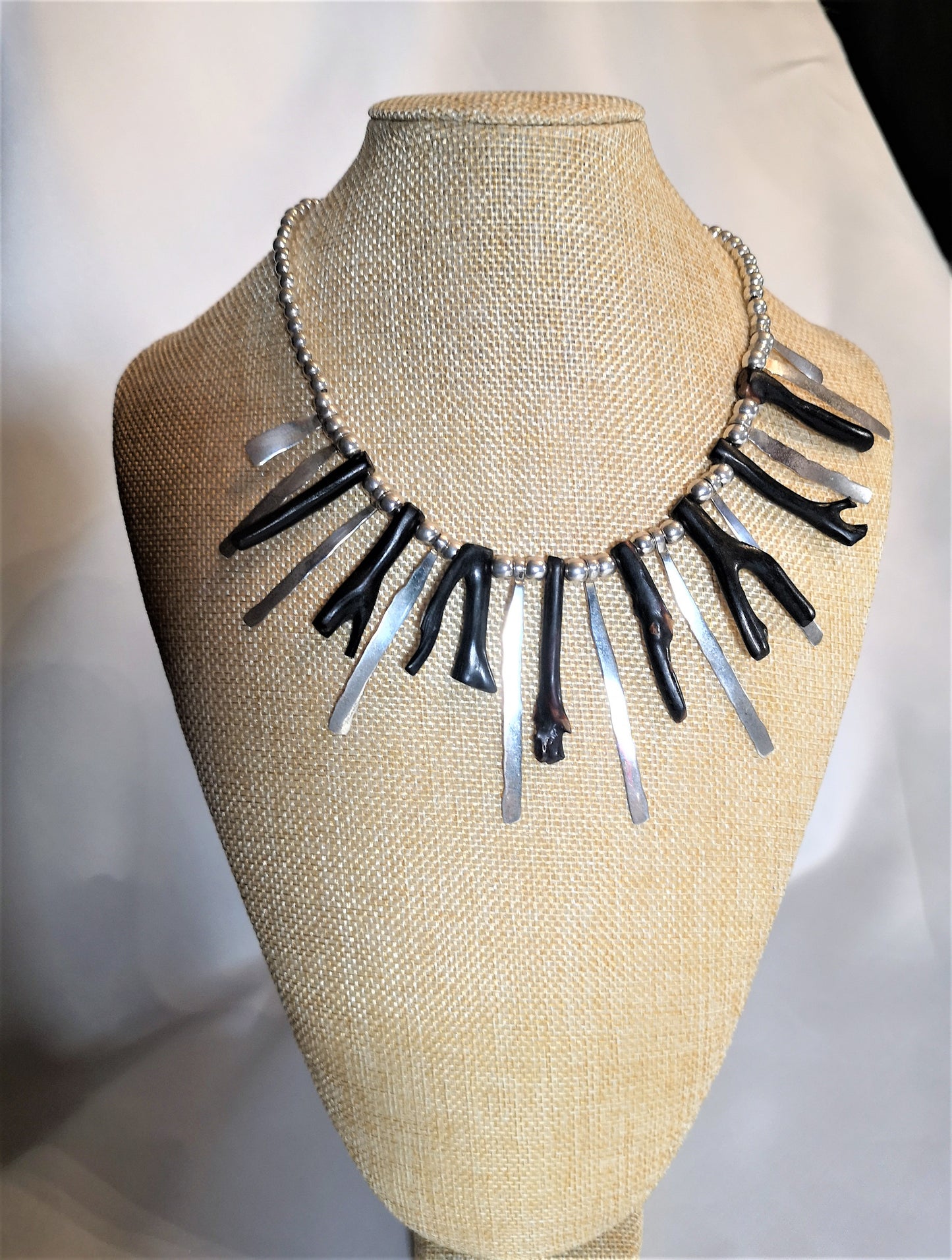 Coral negro con lenguas de plata .925