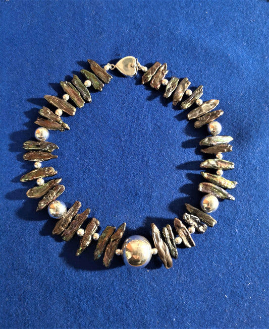 Collar de perlas de Keshi, esferas de plata y broche de corazón