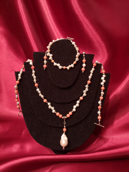 Conjunto de aretes, pulsera y collar de perlas, plata y coral rosa