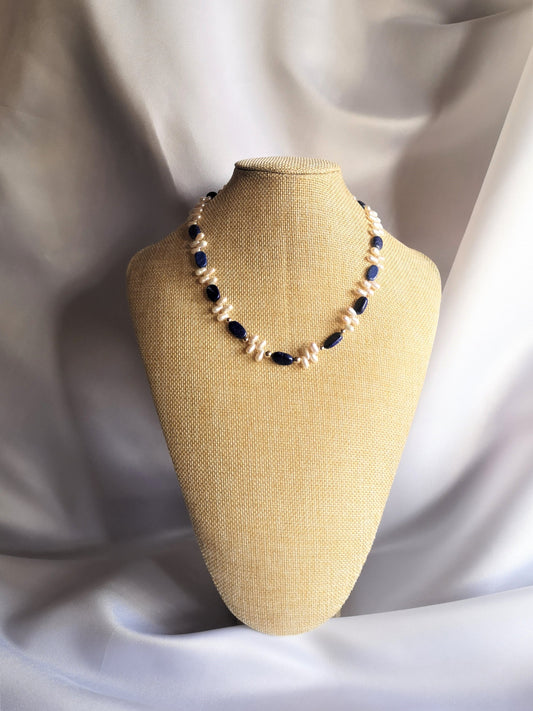Exquisito collar de lapizlázuli, perlas de río y esferas de Oro de 14k